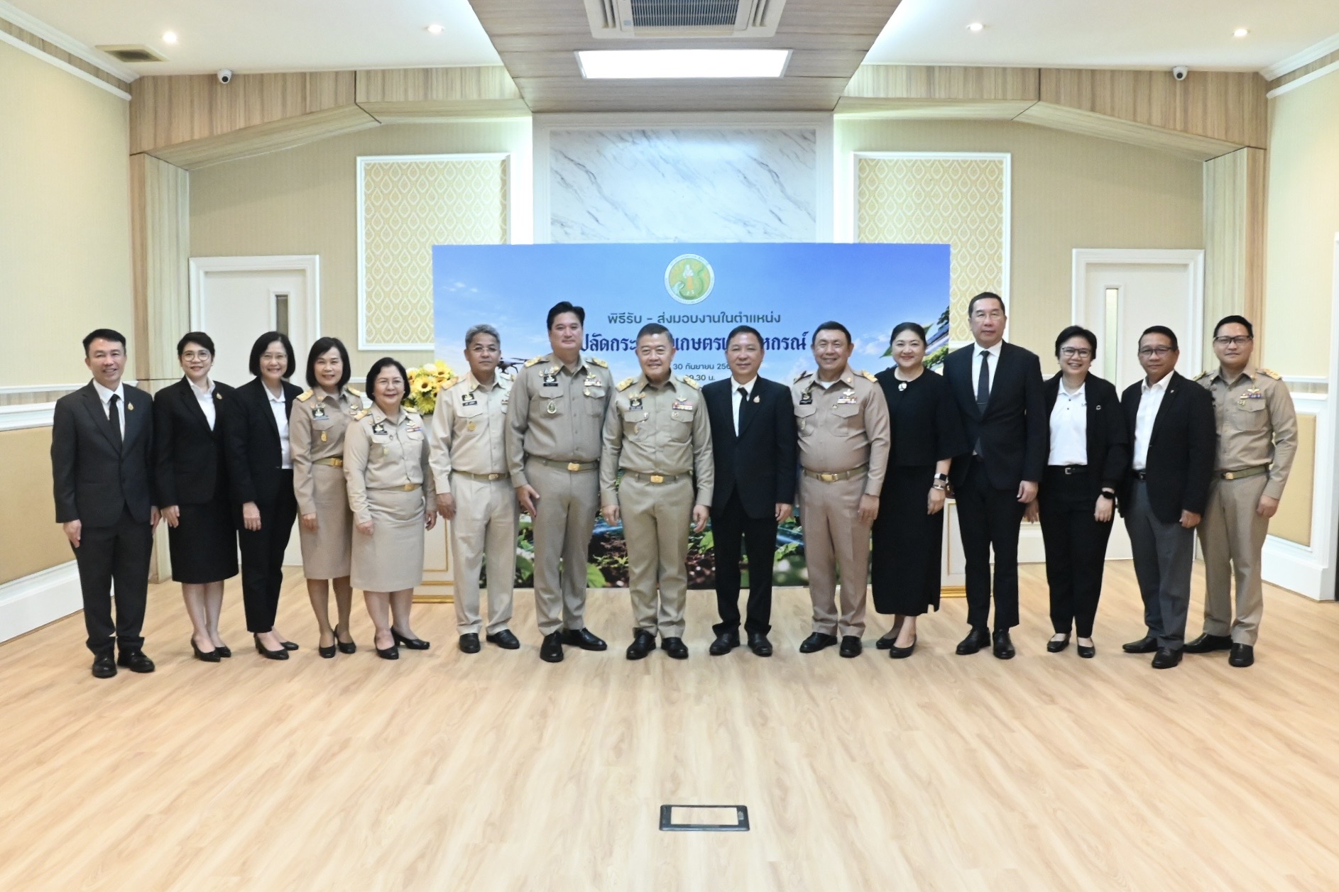 title - ผู้บริหาร ส.ป.ก.ร่วมเป็นสักขีพยานในพิธีรับ - ส่งมอบงานในตำแหน่งปลัดกระทรวงเกษตรและสหกรณ์อย่างเป็นทางการ